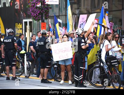 TORONTO, AM: 10. SEPTEMBER: Demonstranten demonstrieren vor dem Hauptquartier des Toronto International Festivals, um gegen die Verwendung öffentlicher Gelder für den Film „Russen at war“ am 10. September 2024 in Toronto, Ontario, Kanada zu protestieren. Hinweis: Mpi099/MediaPunch Stockfoto