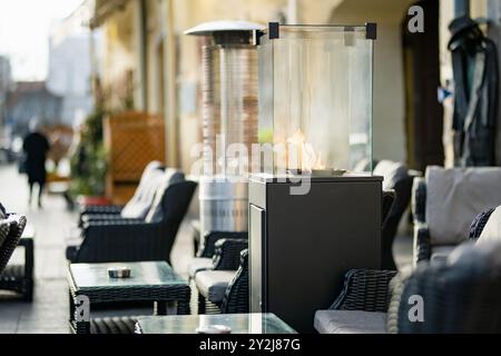 Café im Freien in der Altstadt von Vilnius, Litauen, am Spätherbsttag. Stockfoto