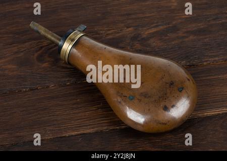 Alte Pulverflasche im Westen auf Holzdeck Hintergrund Stockfoto