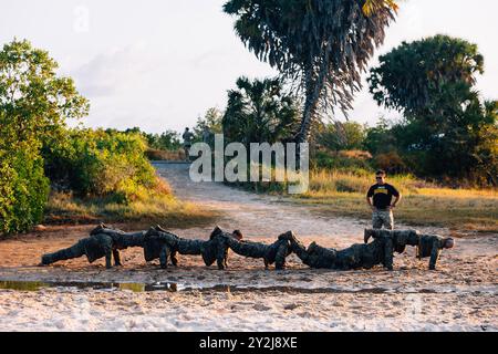 Kenia. August 2024. US-Soldaten mit dem 56. Stryker Brigade Combat Team, das als Task Force Paxton nach Afrika eingesetzt wurde, testen ihre Fähigkeiten und ihre Bereitschaft während einer Ranger/Sapper Assessment Program Veranstaltung im August in Kenia. 24, 2024. RSAP hilft der Nationalgarde von Pennsylvania, geeignete Kandidaten für die Ranger- oder Sapper-Schule zu finden. (Kreditbild: © Jonathan Campbell/U.S. Army/ZUMA Press Wire) NUR REDAKTIONELLE VERWENDUNG! Nicht für kommerzielle ZWECKE! Stockfoto