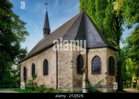 Die Kirche der Hl. Maria Magdalena und des Lazarus auf dem Kölner Friedhof Melaten aus dem Jahr 1245 Stockfoto