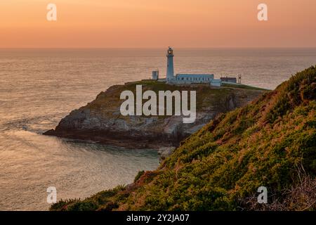 Großbritannien, Anglsey - September 202: Sonnenuntergang hinter dem berühmten South Stack Leuchtturm Stockfoto