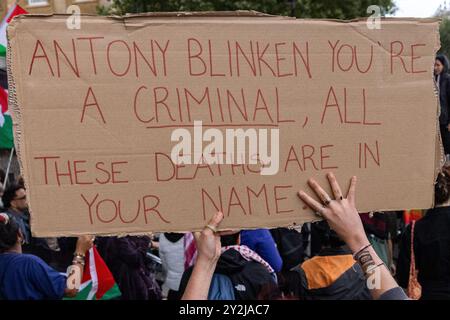 London, Großbritannien. September 2024. Ein pro-palästinensischer Aktivist hält ein handgeschriebenes Schild vor der Downing Street, das US-Außenminister Antony mit palästinensischen Todesfällen in Gaza anlässlich seines Treffens mit dem britischen Außenminister David Lammy in Verbindung bringt. Der britische Außenminister und der US-Außenminister trafen sich, um einen "Strategischen Dialog zwischen Großbritannien und den USA" zu erörtern. Quelle: Mark Kerrison/Alamy Live News Stockfoto