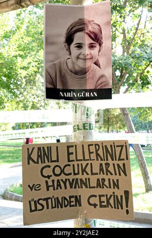 Ein Poster von Narin Gurans Poster ist zu sehen und ein Plakat mit dem Slogan „Take your Bloody hands off Children and Animals“. Frauenorganisationen errichteten in Diyarbakir ein Kondolenzzelt für Narin Guran, ein achtjähriges Mädchen, dessen Leiche 19 Tage nach ihrem Verschwinden in Diyarbakir, Türkei, gefunden wurde. Das Kondolenzzelt im Kosuyolu Park wurde von der Free Women's Movement (TJA), der Rosa Women's Association, der Human Rights Association, der Women's Culture, Arts and Literature Association (KASED), der Diyarbak?r Bar Association, der Women's Branch der Partei der Demokratischen Regionen und der Kurdischen Friedensmütter organisiert. Hunderte von Menschen Stockfoto