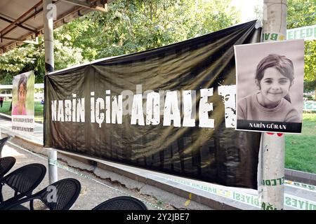 Ein Poster von Narin und ein Banner mit der Aufschrift „Gerechtigkeit für Narin“ hängen auf dem Kondolenzzelt, das Narin Guran geöffnet hat. Frauenorganisationen errichteten in Diyarbakir ein Kondolenzzelt für Narin Guran, ein achtjähriges Mädchen, dessen Leiche 19 Tage nach ihrem Verschwinden in Diyarbakir, Türkei, gefunden wurde. Das Kondolenzzelt im Kosuyolu Park wurde von der Free Women's Movement (TJA), der Rosa Women's Association, der Human Rights Association, der Women's Culture, Arts and Literature Association (KASED), der Diyarbak?r Bar Association, der Women's Branch der Partei der Demokratischen Regionen und der Kurdischen Friedensmütter organisiert. Hunderte von Menschen Stockfoto