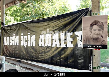 Ein Poster von Narin und ein Banner mit der Aufschrift „Gerechtigkeit für Narin“ hängen auf dem Kondolenzzelt, das Narin Guran geöffnet hat. Frauenorganisationen errichteten in Diyarbakir ein Kondolenzzelt für Narin Guran, ein achtjähriges Mädchen, dessen Leiche 19 Tage nach ihrem Verschwinden in Diyarbakir, Türkei, gefunden wurde. Das Kondolenzzelt im Kosuyolu Park wurde von der Free Women's Movement (TJA), der Rosa Women's Association, der Human Rights Association, der Women's Culture, Arts and Literature Association (KASED), der Diyarbak?r Bar Association, der Women's Branch der Partei der Demokratischen Regionen und der Kurdischen Friedensmütter organisiert. Hunderte von Menschen Stockfoto