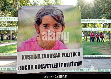 Narin Gurans Poster mit dem Slogan „Kindermorde sind politisch“ ist unten zu sehen. Frauenorganisationen errichteten in Diyarbakir ein Kondolenzzelt für Narin Guran, ein achtjähriges Mädchen, dessen Leiche 19 Tage nach ihrem Verschwinden in Diyarbakir, Türkei, gefunden wurde. Das Kondolenzzelt im Kosuyolu Park wurde von der Free Women's Movement (TJA), der Rosa Women's Association, der Human Rights Association, der Women's Culture, Arts and Literature Association (KASED), der Diyarbak?r Bar Association, der Women's Branch der Partei der Demokratischen Regionen und der Kurdischen Friedensmütter organisiert. Hunderte von Menschen besuchten das Zelt und beteten für Narin G Stockfoto