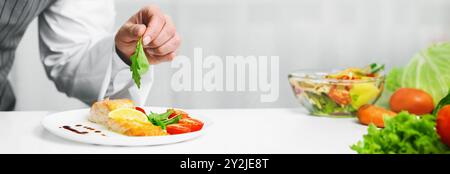 Nicht Wiedererkennbarer Chef Mann Dekoriert Lachssteak Mit Kräutern In Der Küche Stockfoto