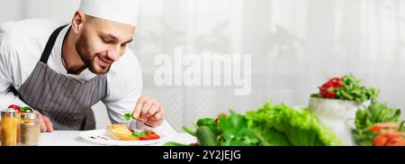 Küchenchef Galvanik Geröstetes Lachs-Steak Und Dekorationsgericht In Der Küche Stockfoto
