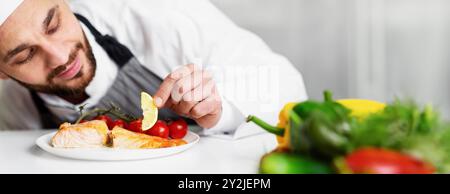 Chefkoch, Der Geröstete Fischgerichte Serviert, Die Speisen In Der Küche Des Restaurants Dekorieren Stockfoto