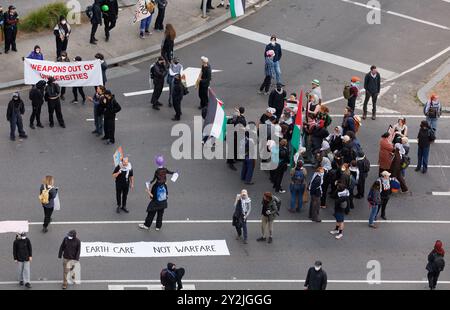 Melbourne, Australien. September 2024. Anti-Kriegs-Aktivisten stören die waffenausstellung im Melbourne Exhibition and Convention Centre in Melbourne. Quelle: Corleve/Alamy Live News Stockfoto