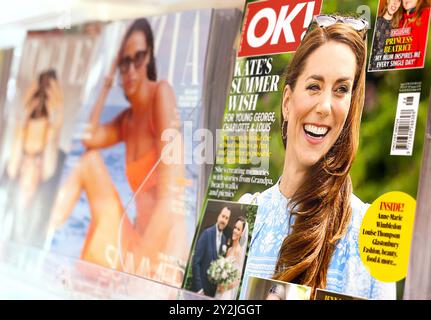 Printmedien Zeitungskiosk mit Pressemitteilungen inklusive OK! mag mit Klatsch, Sternen, Königshäusern - Prinzessin von Wales Kate Middleton auf Cover. Stockfoto