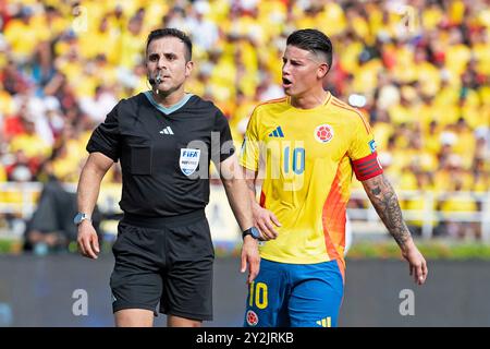 Barranquilla, Kolumbien. September 2024. Schiedsrichter FIFA, Piero Maza (CHI) und James Rodriguez (Kolumbien) während des Spiels zwischen Kolumbien und Argentinien für die 8. Runde der Qualifikation zur FIFA 2026 im Roberto Melendez Metropolitan Stadium in Barranquilla, Kolumbien am 10. September 2024 Foto: Jose Pino/DiaEsportivo/Alamy Live News Credit: DiaEsportivo/Alamy Live News Stockfoto