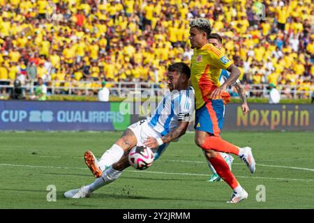 Barranquilla, Kolumbien. September 2024. Luis Diaz von Kolumbien kämpft am 10. September 2024 im Roberto Melendez Metropolitan Stadium in Barranquilla, Kolumbien, um den Possession Ball, während des Spiels zwischen Kolumbien und Argentinien um die 8. Runde der FIFA 2026 Qualifikation. Foto: Jose Pino/DiaEsportivo/Alamy Live News Credit: DiaEsportivo/Alamy Live News Stockfoto