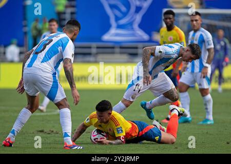 Barranquilla, Kolumbien. September 2024. James Rodriguez von Kolumbien kämpft am 10. September 2024 im Roberto Melendez Metropolitan Stadium in Barranquilla, Kolumbien, um den Possesball während des Spiels zwischen Kolumbien und Argentinien um die 8. Runde der FIFA 2026-Qualifikation. Foto: Jose Pino/DiaEsportivo/Alamy Live News Credit: DiaEsportivo/Alamy Live News Stockfoto