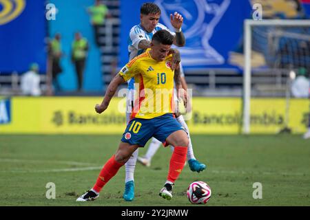 Barranquilla, Kolumbien. September 2024. James Rodriguez von Kolumbien kämpft am 10. September 2024 im Roberto Melendez Metropolitan Stadium in Barranquilla, Kolumbien, um den Possesball während des Spiels zwischen Kolumbien und Argentinien um die 8. Runde der FIFA 2026-Qualifikation. Foto: Jose Pino/DiaEsportivo/Alamy Live News Credit: DiaEsportivo/Alamy Live News Stockfoto