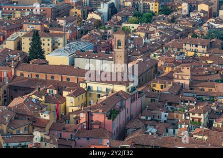 Bologna: Panoramablick auf die Altstadt von oben auf dem Asinelli-Turm. Italien. Stockfoto