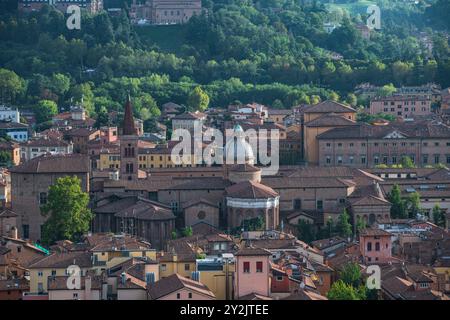 Bologna: Panoramablick auf die Altstadt von oben auf dem Asinelli-Turm. Italien. Stockfoto