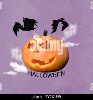 Ein Halloween Jack o Lantern Kürbis mit einem gruseligen Gesicht und Fledermäusen darauf. Der Kürbis ist orange. Der Hintergrund ist violett und hat Wolken. Das Bild Stockfoto