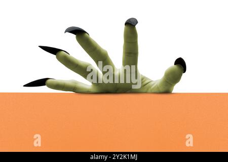 Hexenhände mit schwarzen Nägeln, die ein Brett auf weißem Hintergrund halten. Leere Platine für Kopierraum. Die Nägel sind lang und scharf. Das Bild hat ein gruseliges A Stockfoto