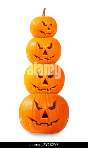 Stapel Kürbisse mit geschnitzten gruseligen Gesichtern auf weißem Hintergrund. Halloween Jack-o-Lampions in verschiedenen Größen Stockfoto