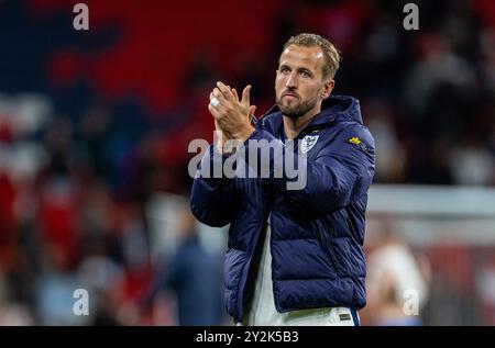London, Großbritannien. September 2024. Harry Kane von England lobt die Fans nach dem Spiel der UEFA Nations League Gruppe B2 zwischen England und Finnland in London, Großbritannien, 10. September 2024. Quelle: Xinhua/Alamy Live News Stockfoto