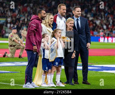 London, Großbritannien. September 2024. Harry Kane (3. R) aus England erhält für seinen 100. Auftritt des ehemaligen Spielers Frank Lampard (1. R) ein goldenes Cap vor dem Spiel der UEFA Nations League Gruppe B2 zwischen England und Finnland in London, Großbritannien, 10. September 2024. Quelle: Xinhua/Alamy Live News Stockfoto