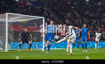 London, Großbritannien. September 2024. Harry Kane (3. L) aus England schießt den Ball während des Gruppenspiels der UEFA Nations League B2 zwischen England und Finnland am 10. September 2024 in London. Quelle: Xinhua/Alamy Live News Stockfoto