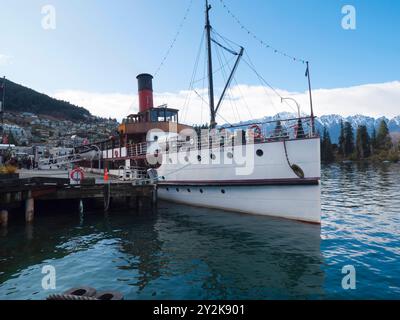 Der historische Dampfer Earnslaw ist am Pier am Lake Wakatipu in Queenstown, Neuseeland, Aotearoa, befestigt. Stockfoto