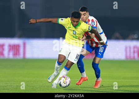 Asuncion, Paraguay. September 2024. Miguel Almiron aus Paraguay kämpft am 10. September 2024 im Defensores del Chaco Stadion in Asuncion, Paraguay, Paraguay, um den Possesball mit Rodrygo aus Brasilien, während des Spiels zwischen Paraguay und Brasilien für die 8. Runde der Qualifikation zur FIFA 2026. Foto: Diana Carrillo/DiaEsportivo/Alamy Live News Credit: DiaEsportivo/Alamy Live News Stockfoto