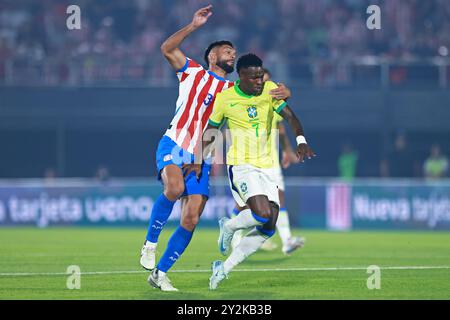 Asuncion, Paraguay. September 2024. Omar Alderete aus Paraguay kämpft am 10. September 2024 im Defensores del Chaco Stadium in Asuncion, Paraguay, Paraguay, gegen Vinícius Jr. aus Brasilien, während des Spiels zwischen Paraguay und Brasilien für die 8. Runde der Qualifikation zur FIFA 2026. Foto: Diana Carrillo/DiaEsportivo/Alamy Live News Credit: DiaEsportivo/Alamy Live News Stockfoto