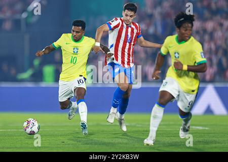 Asuncion, Paraguay. September 2024. Damian Bobadilla aus Paraguay kämpft am 10. September 2024 im Defensores del Chaco Stadion in Asuncion, Paraguay, Paraguay, im Paraguay-Spiel um den Possesball, während des Spiels zwischen Paraguay und Brasilien für die 8. Runde der Qualifikation zur FIFA 2026. Foto: Diana Carrillo/DiaEsportivo/Alamy Live News Credit: DiaEsportivo/Alamy Live News Stockfoto