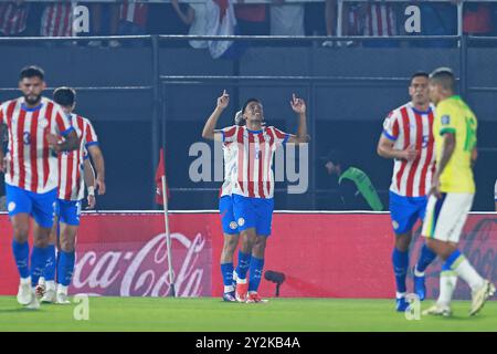Asuncion, Paraguay. September 2024. Diego Gomez aus Paraguay feiert, nachdem er am 10. September 2024 im Defensores del Chaco Stadium in Asuncion, Paraguay, das erste Tor seiner Mannschaft während des Spiels zwischen Paraguay und Brasilien für die 8. Runde der Qualifikation zur FIFA 2026 erzielte. Foto: Diana Carrillo/DiaEsportivo/Alamy Live News Credit: DiaEsportivo/Alamy Live News Stockfoto