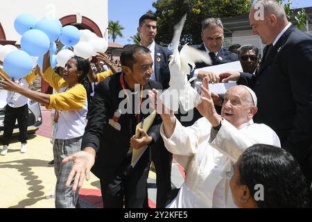 **NO LIBRI** Osttimor, Dili, 2024/9/11. Papst Franziskus nimmt an einem Treffen mit Jugendlichen im Centro de Convenções in Dili, Osttimorr Teil Foto von VATIKANISCHEN MEDIEN /Katholisches Pressefoto Stockfoto