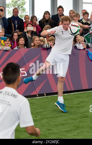 Prince Harry, der an einem Fünferspiel mit neuseeländischen U20-Spielern und Studenten teilnimmt, The Cloud, Auckland, Neuseeland, Samstag, Mai 2015. Stockfoto