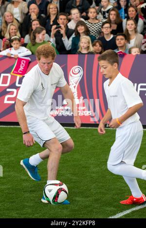 Prince Harry, der an einem Fünferspiel mit neuseeländischen U20-Spielern und Studenten teilnimmt, The Cloud, Auckland, Neuseeland, Samstag, Mai 2015. Stockfoto