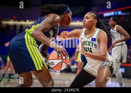 Arlington, Texas, USA. September 2024. NATASHA HOWARD (6) versucht, bei einem WNBA-Spiel zwischen den New York Liberty und den Dallas Wings im College Park Center an BETNIJAH LANEY HAMILTON (44) vorbei zu dribbeln. Liberty gewinnt 105:91. (Kreditbild: © Mark Fann/ZUMA Press Wire) NUR REDAKTIONELLE VERWENDUNG! Nicht für kommerzielle ZWECKE! Stockfoto