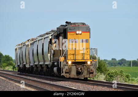 Cortland, Illinois, USA. Eine Lokomotive führt mit neun Wagen nach vorne und treibt einen lokalen Güterzug in westlicher Richtung an. Stockfoto