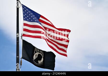 Carol Stream, Illinois, USA. Die amerikanischen und Kriegsgefangenen/MIA-Flaggen schweben im Wind an einer Gedenkstätte für Veteranen. Stockfoto