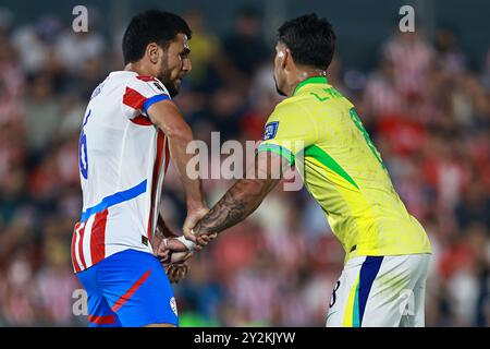 Asuncion, Paraguay. September 2024. Junior Alonso aus Paraguay und Lucas Paqueta aus Brasilien, während des Spiels zwischen Paraguay und Brasilien für die 8. Runde der Qualifikation zur FIFA 2026, im Defensores del Chaco Stadium in Asuncion, Paraguay am 10. September 2024 Foto: Diana Carrillo/DiaEsportivo/Alamy Live News Credit: DiaEsportivo/Alamy Live News Stockfoto