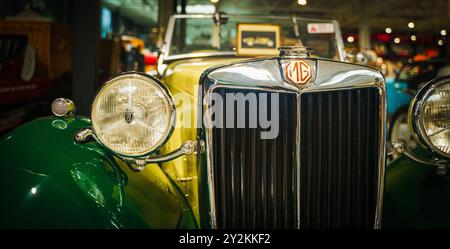 Vorderseite eines Classic MG Cabriolets mit grünen Kotflügeln. Hochwertige Fotos Stockfoto