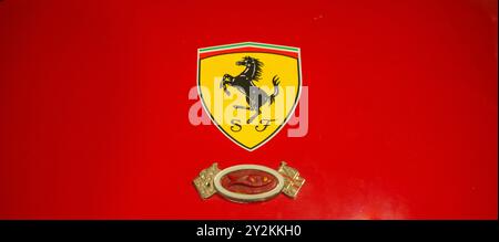 Ferrari-Logo auf der roten Motorhaube mit zusätzlichem Emblem. Hochwertige Fotos Stockfoto