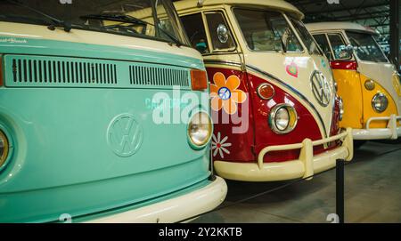 Farbenfrohe Vintage VW Wohnmobil in einer Reihe. Hochwertige Fotos Stockfoto