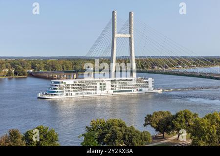 Das Viking Mississippi River Kreuzfahrtschiff passierte nordwärts auf dem Mississippi River unter der Great River Bridge in Burlington, Iowa. Das Schiff war hea Stockfoto