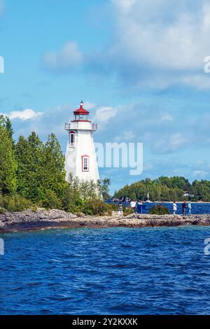 Dieser 1885 erbaute sechseckige Leuchtturm befindet sich am felsigen Ufer in der Nähe des Hafens in Tobermory Ontario. Es wird noch heute benutzt howe Stockfoto