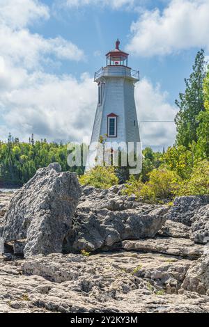 Dieser 1885 erbaute sechseckige Leuchtturm befindet sich am felsigen Ufer in der Nähe des Hafens in Tobermory Ontario. Es wird noch heute benutzt howe Stockfoto