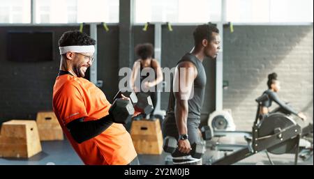 Mann, Nerd und lustig mit Kurzhantel im Fitnessstudio mit Trainingsbeginn, Fitness und schwach im Bodybuilding-Kurs. Menschen, Gewichtheben und Comic-Herausforderung Stockfoto