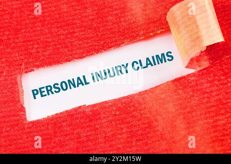 Rechtsberatung von Rechtsanwälten für ärztliche Fehlpraxisansprüche. PERSONENSCHÄDEN BEANSPRUCHEN Wörter auf weißem Hintergrund unter einem gerissenen Papierstreifen Stockfoto