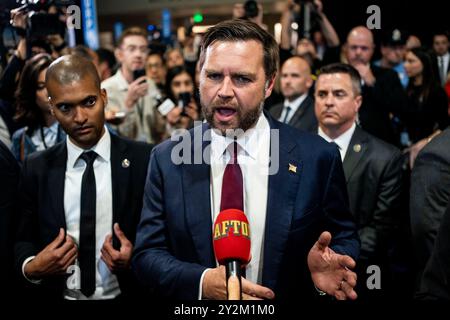 Der republikanische Vizepräsidentschaftskandidat JD Vance spricht mit Reportern im Spin Room nach der ABC-Präsidentschaftsdebatte zwischen der demokratischen Präsidentschaftskandidatin und Vizepräsidentin Kamala Harris und dem republikanischen Präsidentschaftskandidaten Donald Trump am Dienstag, den 10. September 2024, im Pennsylvania Convention Center in Philadelphia, Pennsylvania. Trump und Harris werden sich weniger als zwei Monate vor dem Wahltag zu ihrer ersten und möglicherweise einzigen Debatte in einem Schlachtfeld treffen. Foto: Bonnie Cash/UPI Stockfoto