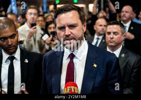 Der republikanische Vizepräsidentschaftskandidat JD Vance spricht mit Reportern im Spin Room nach der ABC-Präsidentschaftsdebatte zwischen der demokratischen Präsidentschaftskandidatin und Vizepräsidentin Kamala Harris und dem republikanischen Präsidentschaftskandidaten Donald Trump am Dienstag, den 10. September 2024, im Pennsylvania Convention Center in Philadelphia, Pennsylvania. Trump und Harris werden sich weniger als zwei Monate vor dem Wahltag zu ihrer ersten und möglicherweise einzigen Debatte in einem Schlachtfeld treffen. Foto: Bonnie Cash/UPI Stockfoto